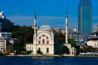 İstanbul, Türkiye. 21 Kasım 2019. Avrupa tarafındaki Dolmabahçe Camii ve Boğaz manzarası