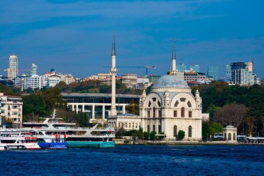 İstanbul, Türkiye. 21 Kasım 2019. Avrupa tarafındaki Dolmabahçe Camii ve Boğaz manzarası