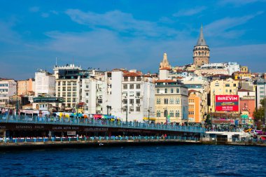 İstanbul, Türkiye. 21 Kasım 2019. Galata Köprüsü (Galata Koprusu), Altın Boynuz ve Galata Kulesi boyunca uzanan bir köprü. Dükkanlar ve restoranlar.