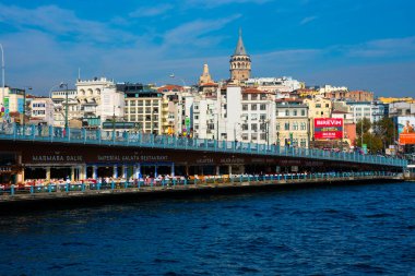 İstanbul, Türkiye. 21 Kasım 2019. Galata Köprüsü (Galata Koprusu), Altın Boynuz ve Galata Kulesi boyunca uzanan bir köprü. Dükkanlar ve restoranlar.