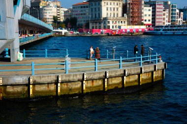 İstanbul, Türkiye. 21 Kasım 2019. Altın Boynuz boyunca uzanan Galata Köprüsü (Galata Koprusu) manzarası