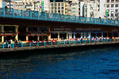 İstanbul, Türkiye. 21 Kasım 2019. Altın Boynuz boyunca uzanan Galata Köprüsü (Galata Koprusu) manzarası. Dükkanlar ve restoranlar