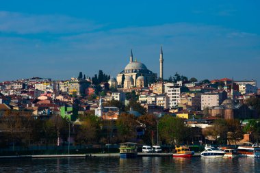 İstanbul, Türkiye. 21 Kasım 2019. İstanbul şehri ve Süleyman Camii (Süleyman Camii). Altın Boynuz su yolu