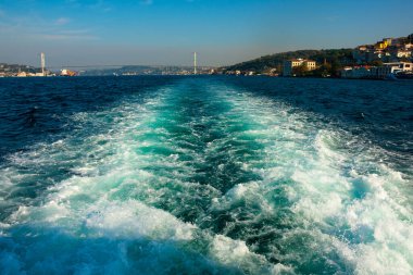 Boğaz 'da gemi motoru tarafından yapılan dalgalar. İstanbul, Türkiye