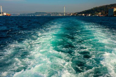 Boğaz 'da gemi motoru tarafından yapılan dalgalar. İstanbul, Türkiye