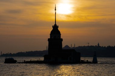 Ortaçağ Bizans döneminden beri Leander Kulesi olarak da bilinen Bakire Kulesi. Boğaz boğazı. İstanbul, Türkiye