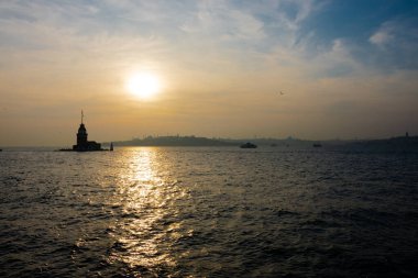 Ortaçağ Bizans döneminden beri Leander Kulesi olarak da bilinen Bakire Kulesi. Boğaz boğazı. İstanbul, Türkiye