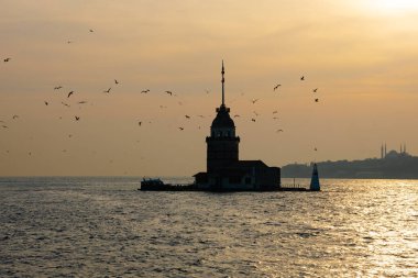 Ortaçağ Bizans döneminden beri Leander Kulesi olarak da bilinen Bakire Kulesi. Boğaz boğazı. İstanbul, Türkiye