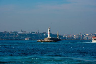 İstanbul 'un Haydarpaşa limanı yakınlarındaki bir deniz feneri ve Kadıköy ilçesi, İstanbul' un Asya yakası.