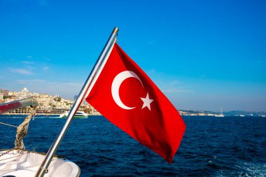 Türkiye Cumhuriyeti bayrağı, içinde beyaz yıldız ve hilal bulunan kırmızı bir bayrak çoğunlukla al bayrak olarak adlandırılır.