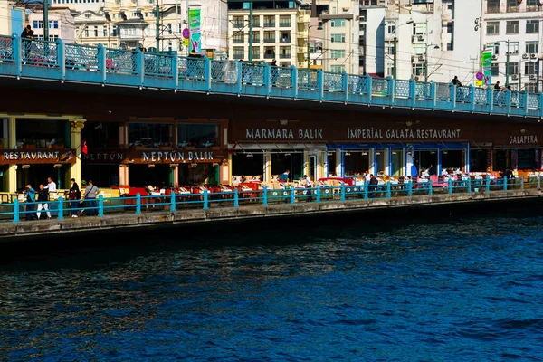 İstanbul, Türkiye. 21 Kasım 2019. Altın Boynuz boyunca uzanan Galata Köprüsü (Galata Koprusu) manzarası. Dükkanlar ve restoranlar