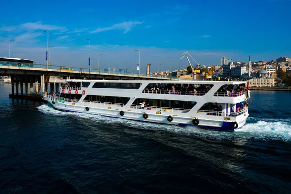 İstanbul, Türkiye. 21 Kasım 2019. Golden Horn su yolu Altn Boynuz veya Halic 'te bir gemi görüntüsü