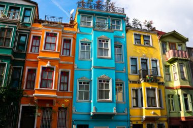 İstanbul, Türkiye. 22 Kasım 2019. Fener Balat Mahallesindeki Renkli Evler