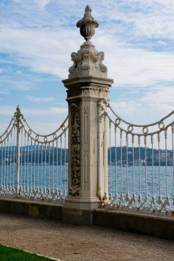 İstanbul, Türkiye. 23 Kasım 2019. Dolmabahce Sarayı 'ndan Boğaz' ın manzarası