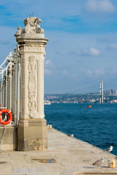 Istambul Turquia Novembro 2019 Coluna Palácio Dolmabahce Ponte Bósforo Istambul — Fotografia de Stock