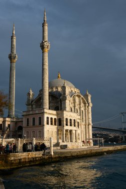 İstanbul, Türkiye. 23 Kasım 2019. Ortakoy Camii (Ortakoy Camii). resmen Buyuk Mecidiye Camii. Boğaz Boğazı