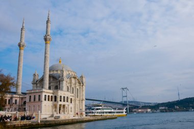 İstanbul, Türkiye. 23 Kasım 2019. Ortakoy Camii (Ortakoy Camii) ve Boğaziçi Köprüsü Bogazici Koprusu). Boğaz Boğazı