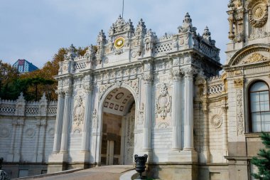 İstanbul, Türkiye. 23 Kasım 2019. Hazine Kapısı Hazine-i Hassa Kapıları. Beşiktaş 'ta yer alan Dolmabahce Sarayı Osmanlı İmparatorluğu' nun ana yönetim merkeziydi.