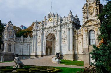 İstanbul, Türkiye. 23 Kasım 2019. Hazine Kapısı Hazine-i Hassa Kapıları. Beşiktaş 'ta yer alan Dolmabahce Sarayı Osmanlı İmparatorluğu' nun ana yönetim merkeziydi.