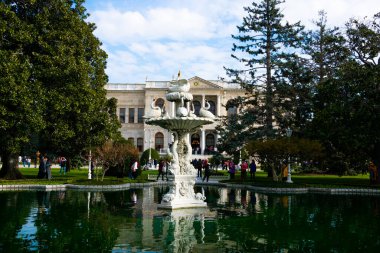 İstanbul, Türkiye. 23 Kasım 2019. Beşiktaş ilçesinde yer alan Dolmabahce Sarayı Bahçeleri ve Çeşmesi Osmanlı İmparatorluğu 'nun ana yönetim merkeziydi.