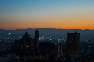 Granada, İspanya. 16 Ocak 2018. Granada şehri ve Granada Katedrali 'nde gün batımı manzarası