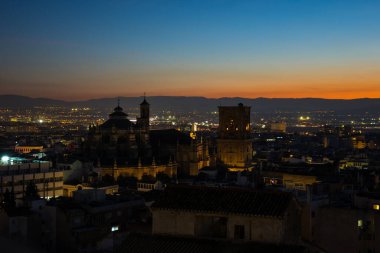 Granada, İspanya. 16 Ocak 2018. Granada şehri ve Granada Katedrali 'nde gün batımı manzarası