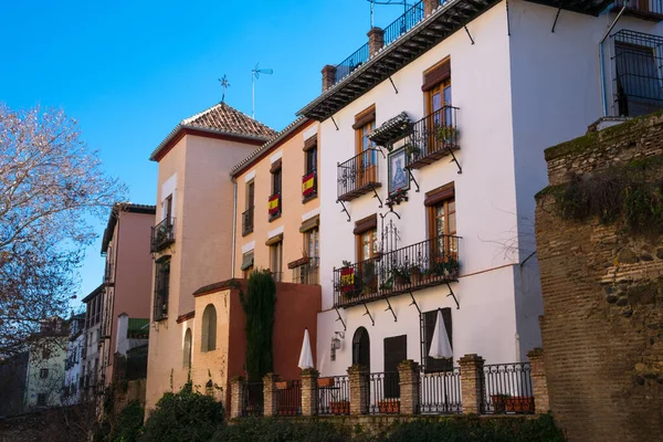 Granada, İspanya. 17 Ocak 2018. Carrera del Darro Caddesi 'ndeki renkli evler.