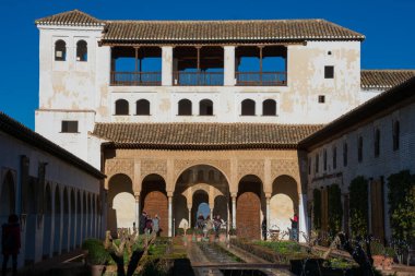 Granada, İspanya. 16 Ocak 2018. Generalife avlusuna bakın. Çeşme ve bahçe.