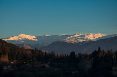 San Nicolas 'tan (Mirador de San Nicolas) Sierra Nevada Dağı' nın günbatımı manzarası. Granada, İspanya