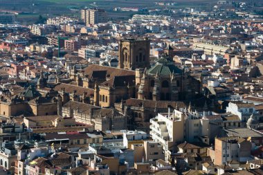 Granada şehri ve Alhambra Saat Kulesi 'nden (Torre de la Vela) Katedral manzarası. Granada, İspanya