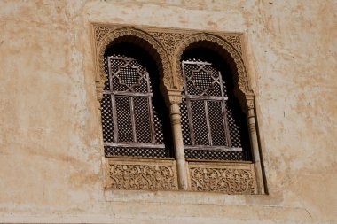 Arabesk mimari pencereleri. Granada 'lı Alhambra. İspanya
