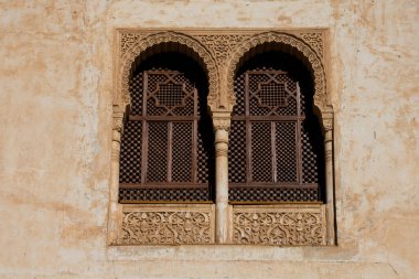Arabesk mimari pencereleri. Granada 'lı Alhambra. İspanya