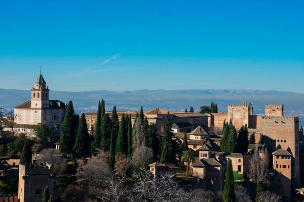 Generalife Gardens 'taki Alhambra manzarası. Granada, İspanya