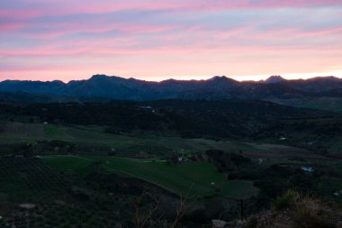 İspanya 'nın Ronda kentindeki Tajo Gorge' da (Tajo de Ronda) panoramik günbatımı manzarası
