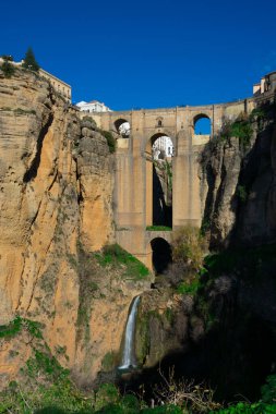 Yeni Köprü (Puente Nuevo), Tajo Gorge (Tajo de Ronda) ve Guadalevin Nehri manzarası. Ronda, İspanya