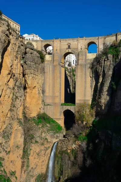 Yeni Köprü (Puente Nuevo), Tajo Gorge (Tajo de Ronda) ve Guadalevin Nehri manzarası. Ronda, İspanya