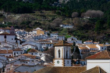 Grazalema beyaz köyü ve Sierra de Grazalema Doğal Parkı manzarası. Grazalema, İspanya