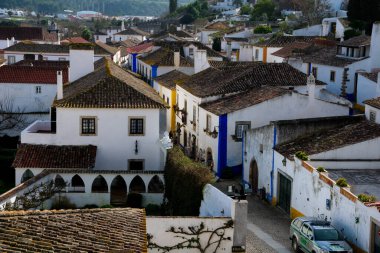 Ölüm ilanları, Portekiz. 27 Ocak 2018. Ortaçağ Obidos şehrinin görüntüsü