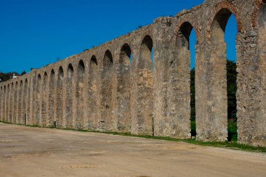 Obidos 'un eski su kemeri (Aqueduto da Usseira). 16. yüzyılda yapılmış. Ölüm ilanları, Portekiz