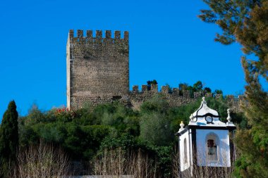 Obidos duvarları ve kule manzarası. Ölüm ilanları, Portekiz