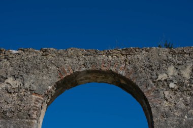 Obidos 'un eski su kemeri (Aqueduto da Usseira). 16. yüzyılda yapılmış. Ölüm ilanları, Portekiz