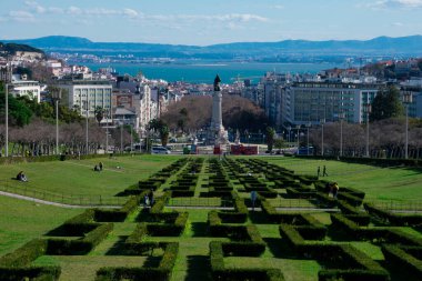 Lizbon. Portekiz. 28 Ocak 2018. Eduardo VII Park Viewpoint 'ten Lizbon şehir manzarası (Miradouro Parque Eduardo VII)