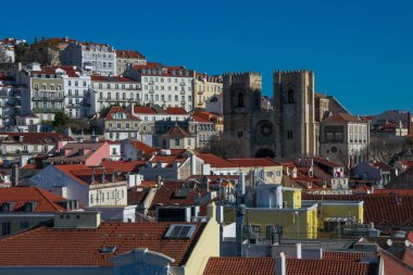 Lizbon. Portekiz. 28 Ocak 2018. Lizbon şehir manzarası ve Lizbon Katedrali (Santa Maria Maior de Lisboa veya Se de Lisboa)