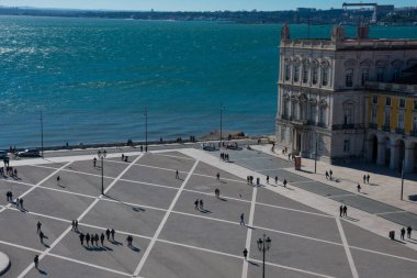 Lizbon. Portekiz. 28 Ocak 2018. Ticaret Meydanı 'nın (Praca do Comercio) ve Tagus Nehri' nin (Rio Tajo)