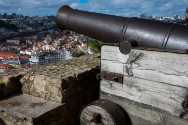 Lizbon. Portekiz. 25 Ocak 2018. Saint George Kalesi 'ndeki eski top. (Castelo de Sao Jorge)