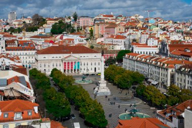 Lizbon. Portekiz. 25 Ocak 2018. Pedro IV Meydanı manzarası (Praca de D. Pedro IV, Rossio Meydanı)