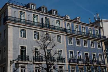 Lizbon. Portekiz. 24 Ocak 2018. Lizbon 'un geleneksel fayanslarıyla eski bina cephesi