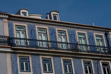 Lizbon. Portekiz. 24 Ocak 2018. Lizbon 'un geleneksel fayanslarıyla eski bina cephesi