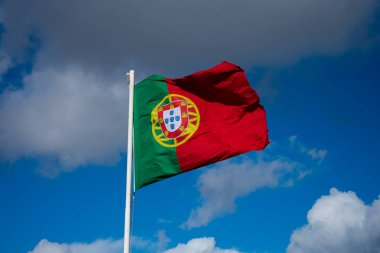 Portekiz bayrağı, asma üzerinde eşit olmayan bir alana bölünmüş dikdörtgen bir çift renkli, ve havada kırmızı (Bandeira de Portugal) Lizbon, Portekiz