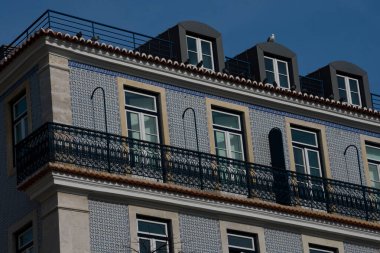 Lizbon 'un geleneksel fayanslarıyla eski bina cephesi. Lizbon, Portekiz
